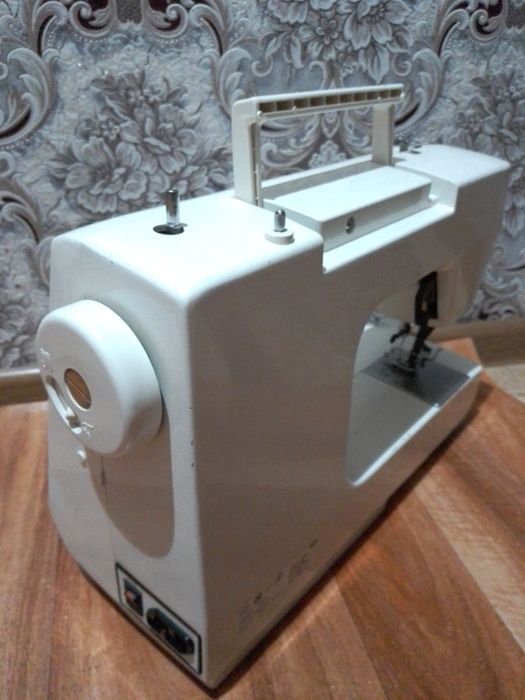 Продам  швейну машинку  в гарному стані