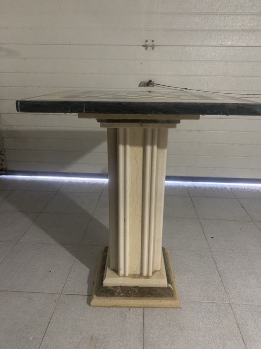 Mesa em pedra marmore c/xadrez