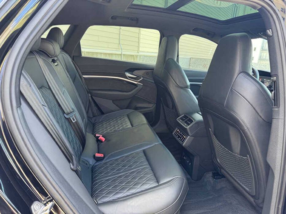 Audi e-tron S      2022