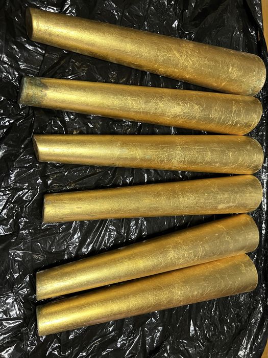 Pes de estante dourados