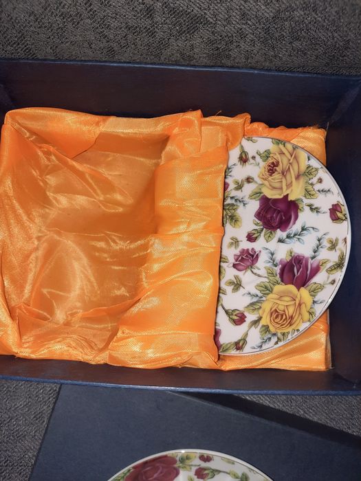 Zestaw pięknych filiżanek Queen Isabell