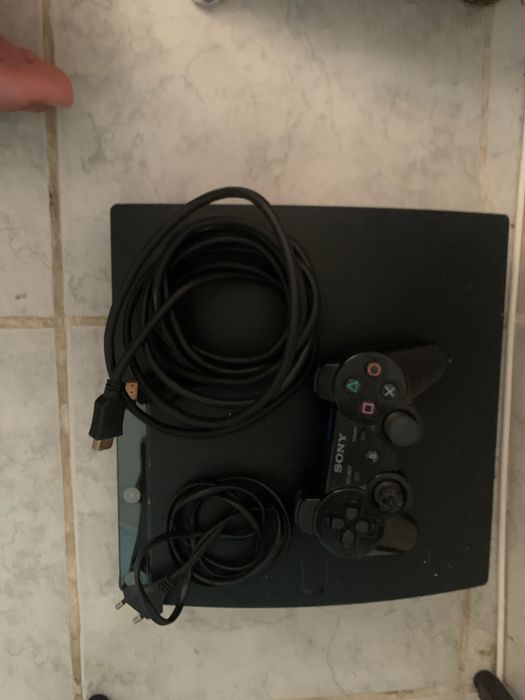 PS3 semi-nova com 1 comando e com cabos de ligação