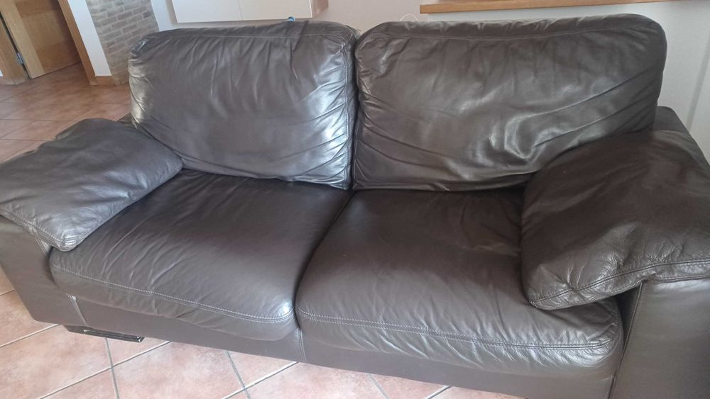 2 Sofás em pele castanho