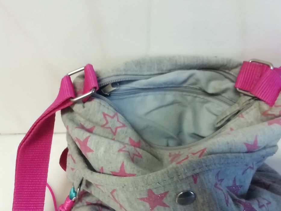 Mala menina cinza e rosa