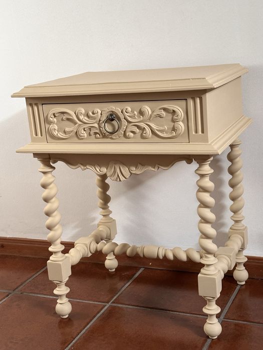 Mesa de cabeceira vintage em madeira maciça restaurada