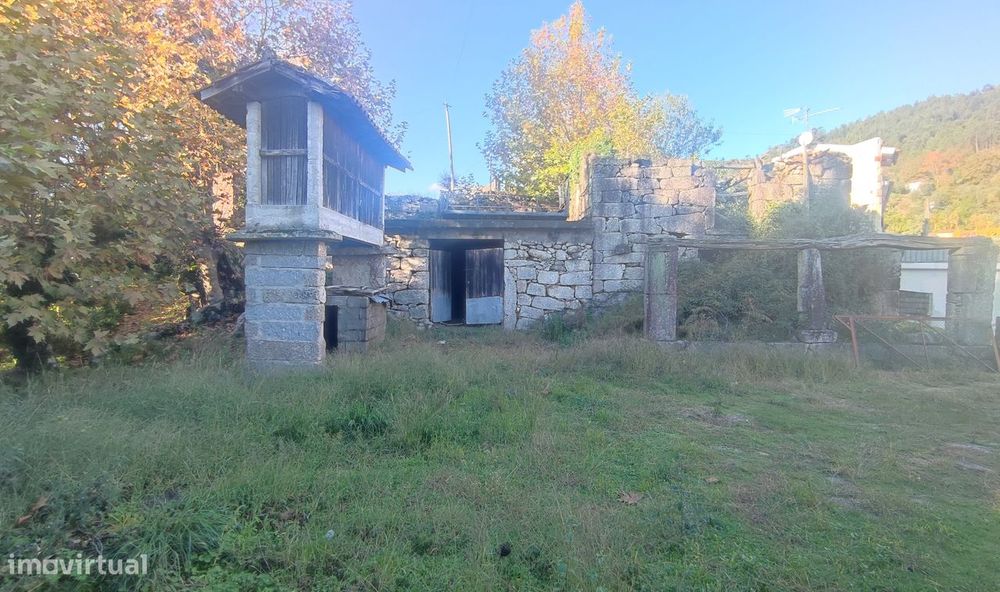 Moradias para restauro em Bouro Santa Maria, Amares
