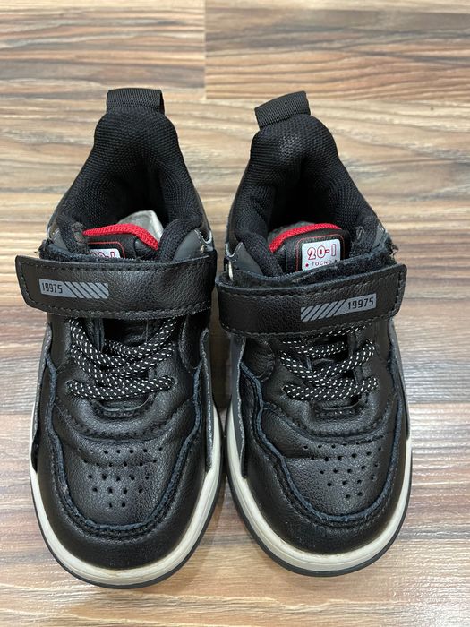 Чёрные кроссовки