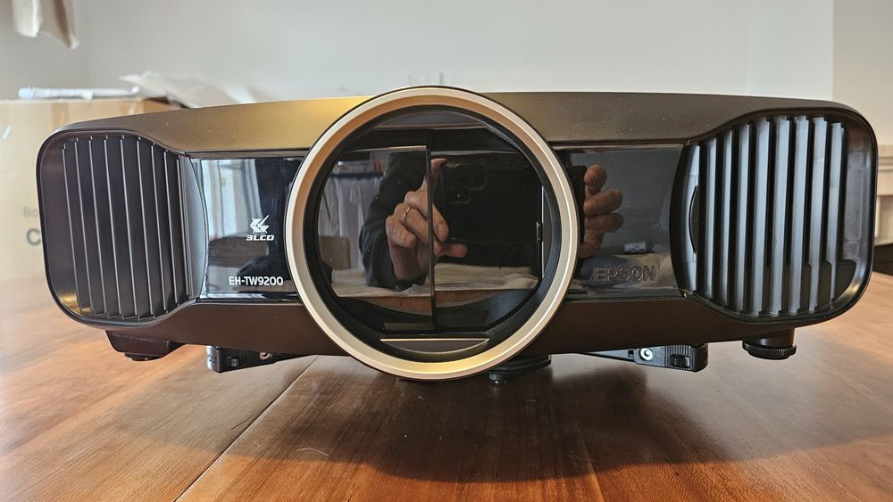 Epson EH-TW9200 e tela Lumene Embassy electrica