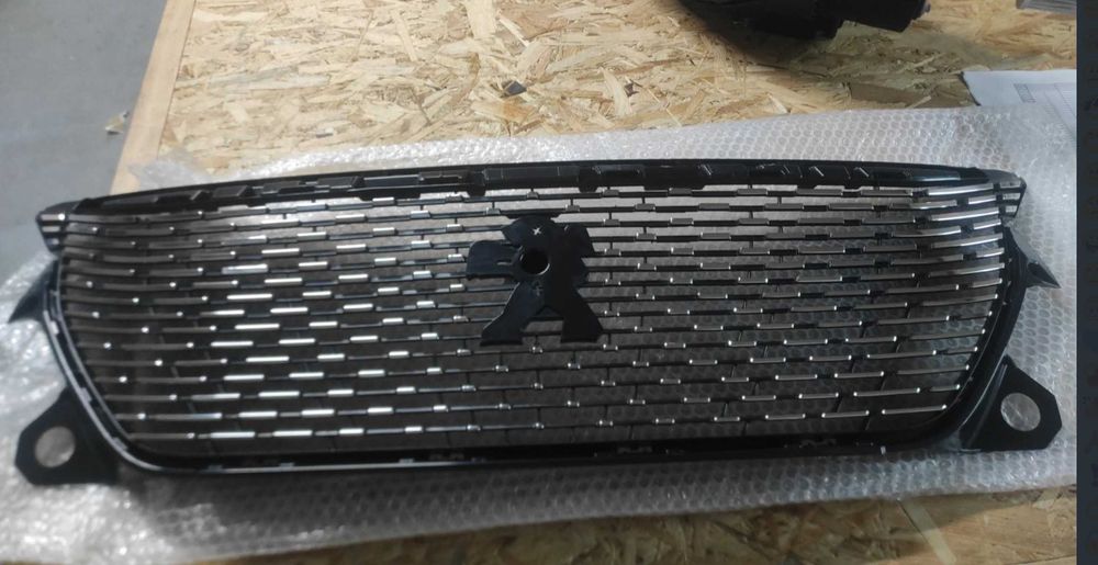 Решітка радіатора передня Peugeot 2008 II 2 2019-2023