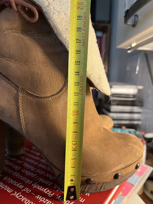 Brązowe zamszowe botki