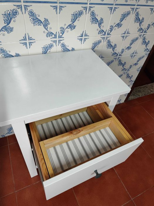 Mesa de Cabeceira IKEA HEMNES – Branca (2 Gavetas)