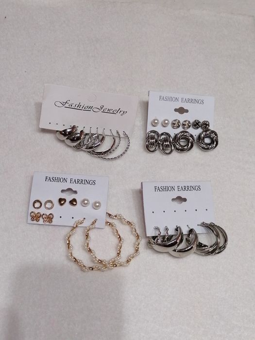 Brincos em metal dourados e prateados