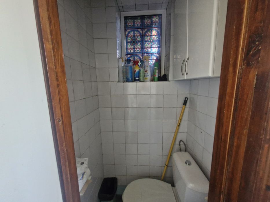 Крепкий жилой дом.