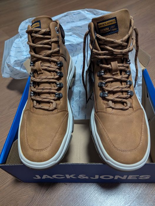 Стильні чоловічі черевики Jack & Jones з екошкіри коричневого кольору.