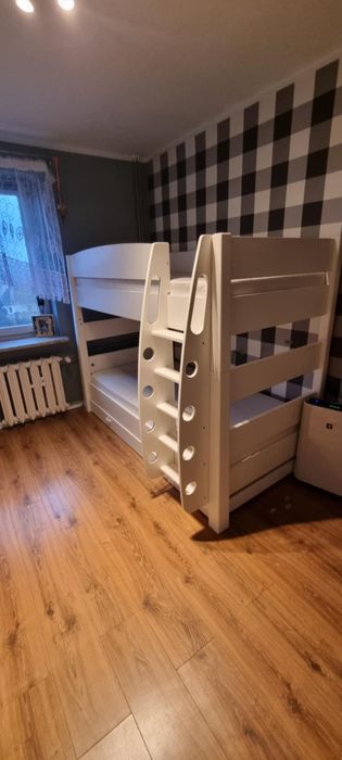 Łóżko piętrowe + regał + materace
