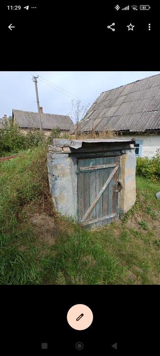 Продам земельну ділянку зі старим будинком.
