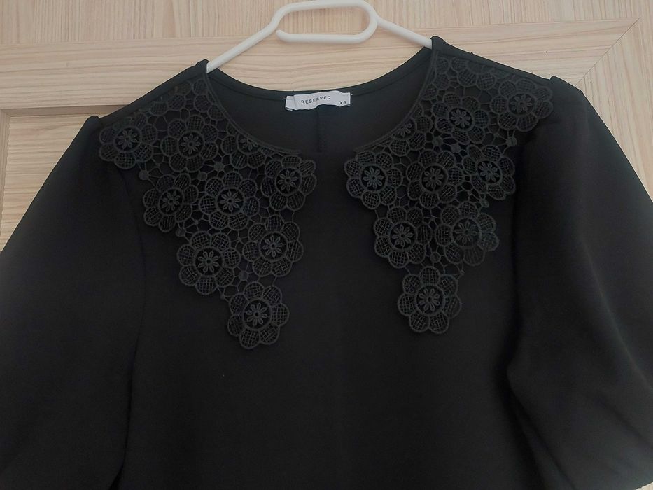 Sukienka z koronkowym kołnierzykiem mała czarna Reserved xs