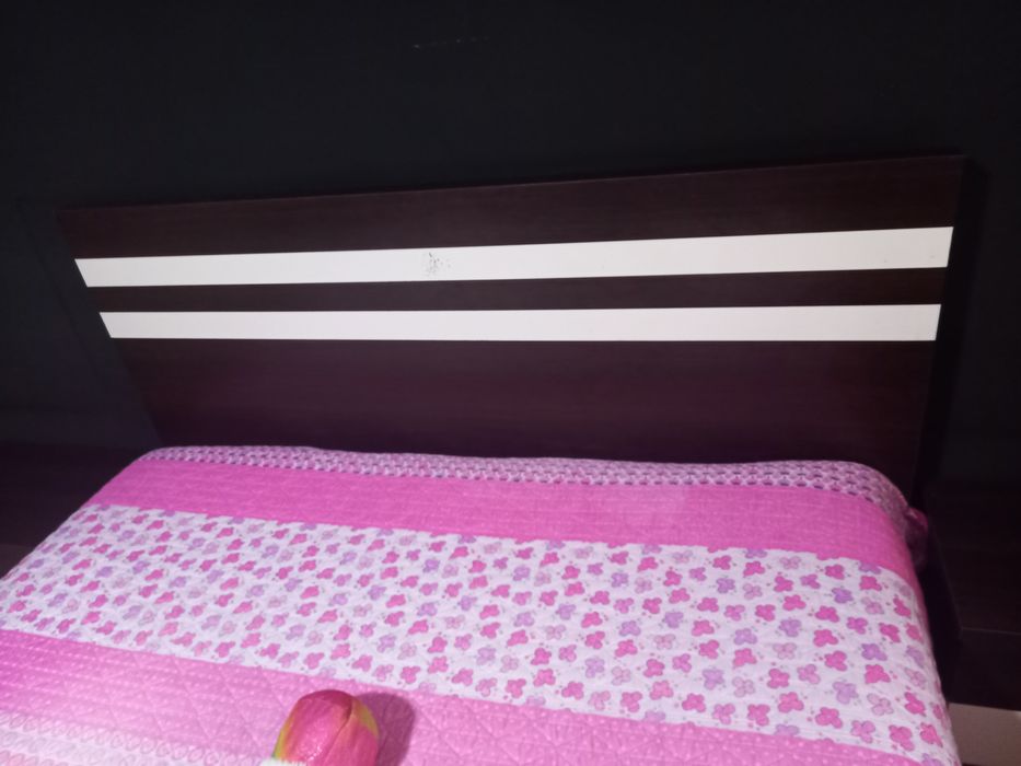 Cama de casal cor castanho