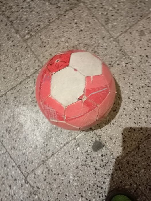 Piłka używana znalazłem ale nie zepsuta prawie