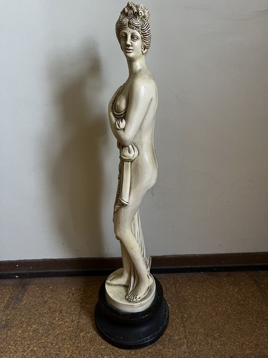 Escultura Feminina Clássica