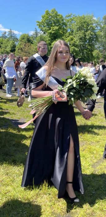 Продаю випускну атласну сукню в ідеальному стані.