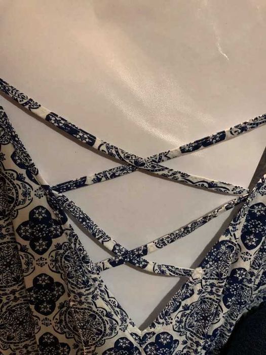 niebieski kombinezon na ramiączkach