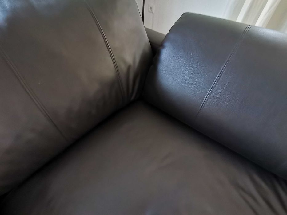 Sofá de pele sintética usado, mas está como novo.