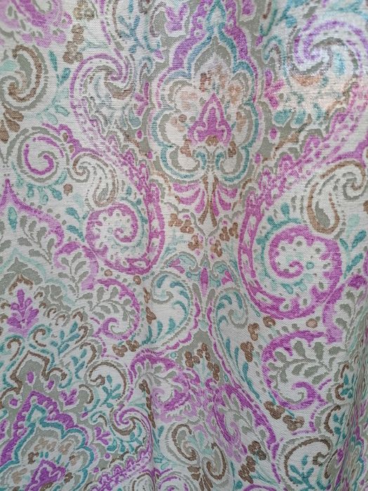 Cortinados com padrão rosa e azul