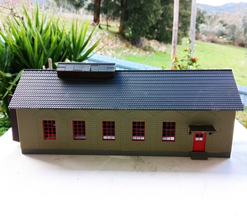 PIKO 61823 Garagem de comboios com ILUMINAÇÃO