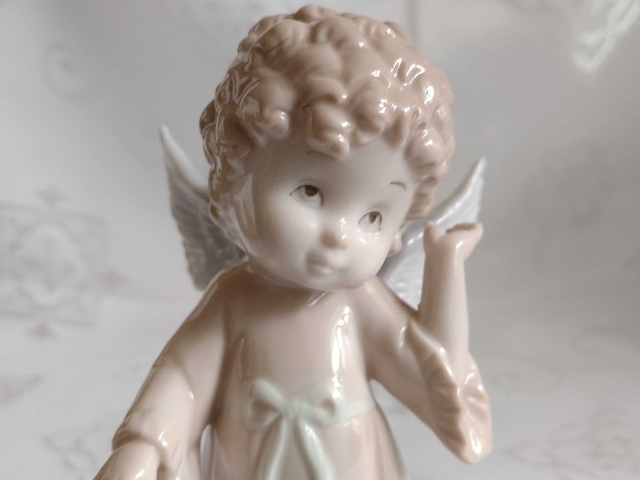 Aniołek porcelana sygnowany