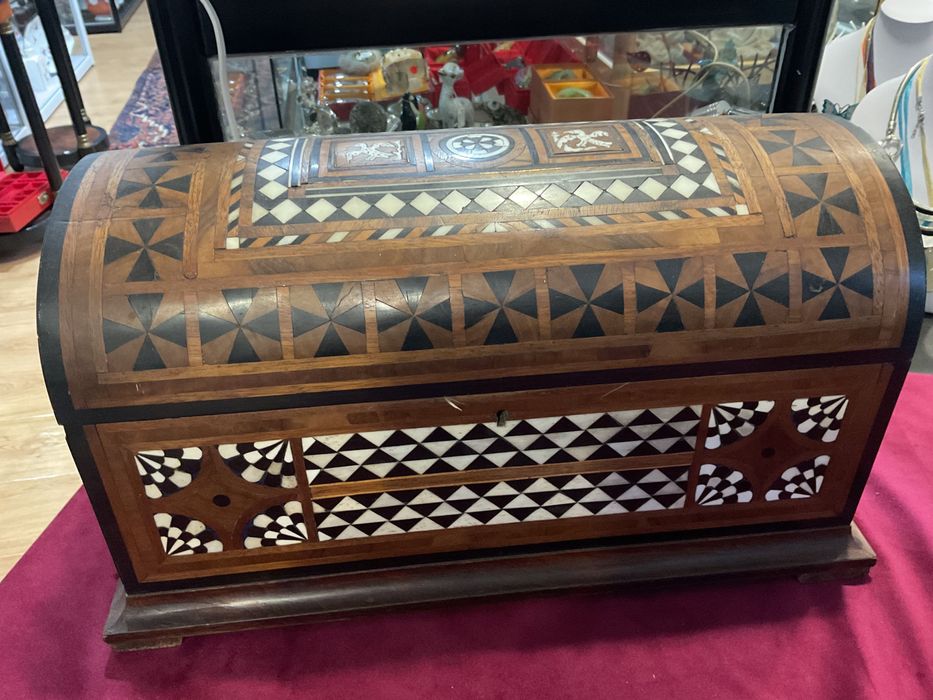 Caixa bau trabalhos com embutidos com 39x19x21 cm ,Vintage