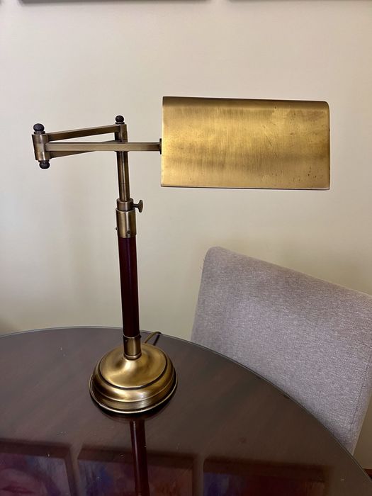 Candeeiro secretária latão e madeira .