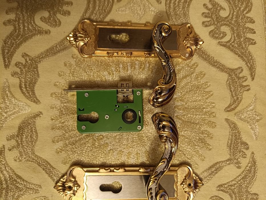 Elegancki zamek mechaniczny drzwiowy w stylu retro