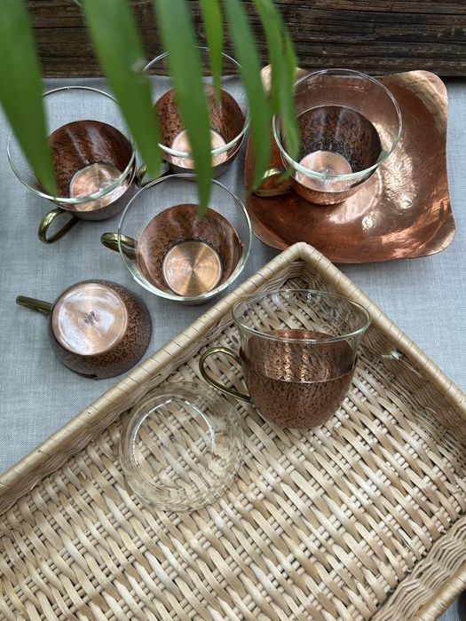 Szklanki żaroodporne w miedzianych podstawkach