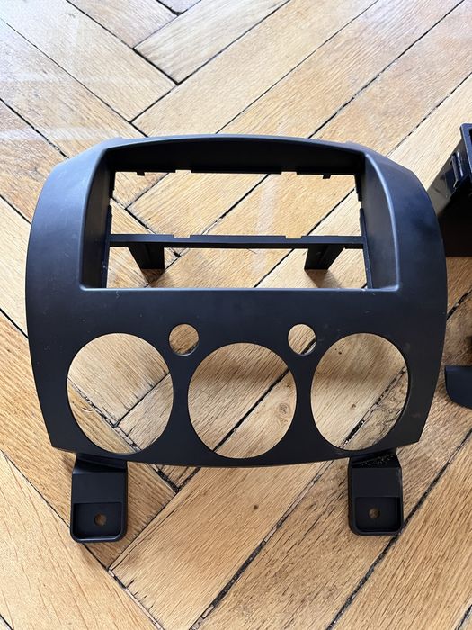 Ramka radia i panel awaryjnych Mazda 2 od 2007