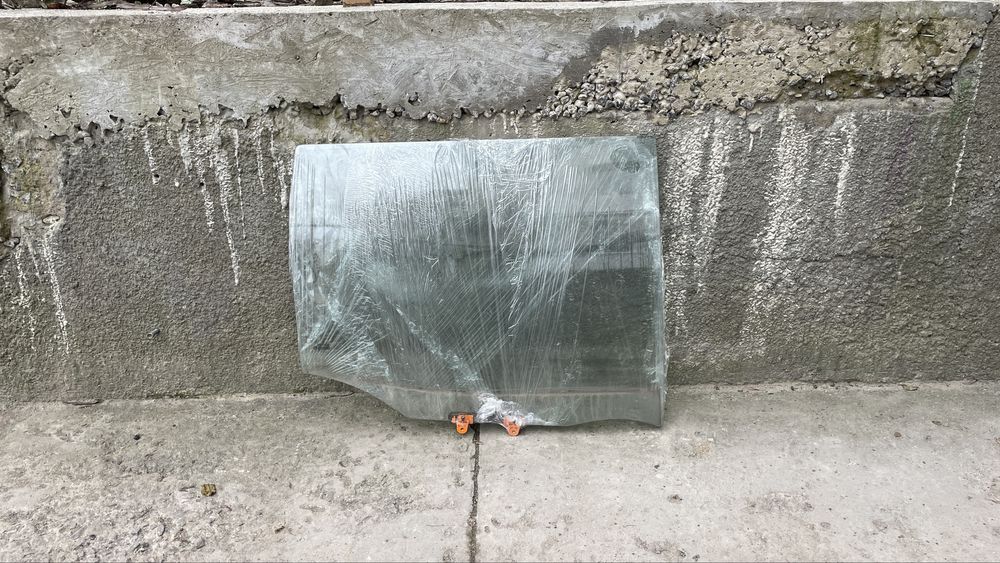 Заднее правое стекло Nissan Terrano II заднє праве скло Нісан Терано 2