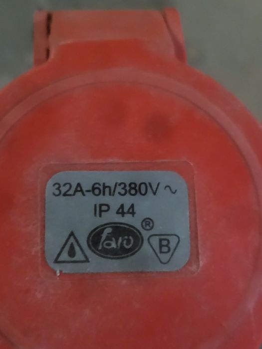 Trójnik 32A-6h/380v IP44