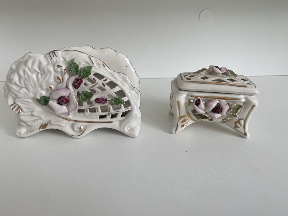 Dwie rzeczy z ażurowej porcelany