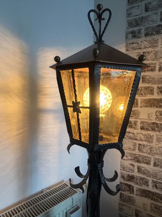 Lampa stojąca z regulacją swiatła