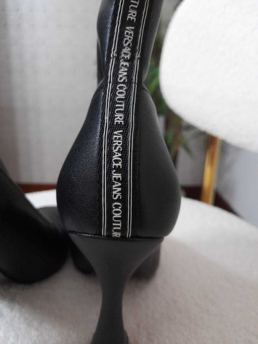Botins Versace em preto - OPORTUNIDADE ÚNICA