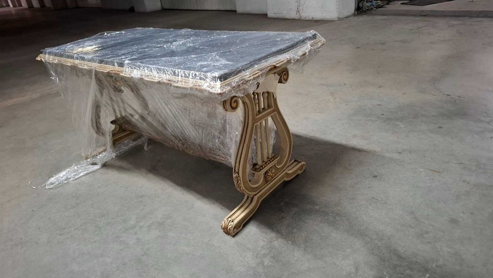 Mesa com tampo em mármore