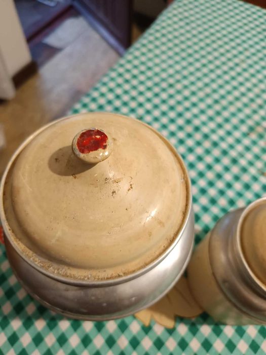 2 latas antigas de cozinha, em aluminio (farinha e café)