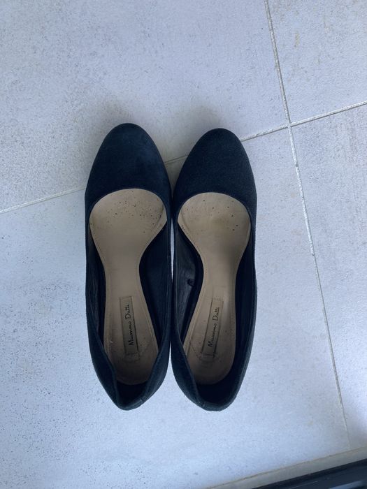 Sapatos pretos com saltos