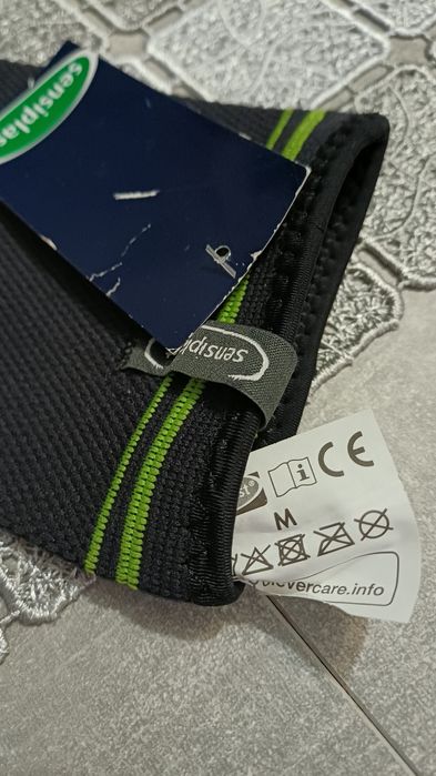 Opaska stabilizuje kolano firmy sensiplast