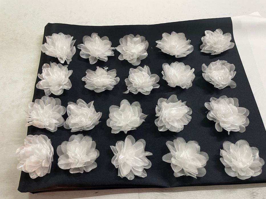 Kwiatuszki, ozdoba na odzież, do przyklejenia i przyszycia. 20 sztuk