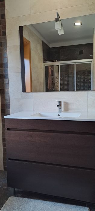 Móvel de casa de banho e espelho