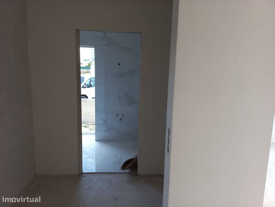 Moradia T3 em final de construção, com piscina, em Fernão Ferro