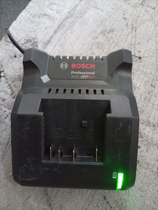 Ładowarka Bosch Professional 18v 2A