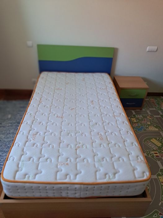 Cama com estrado elevatório