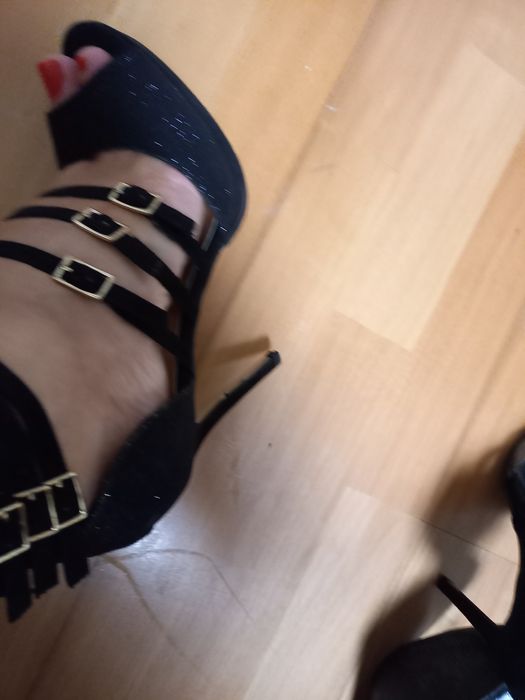 Sandálias pretas de tamanho 38 nunca usadas